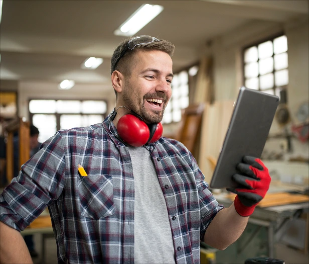 Ein Handwerker bekommt alle benötigten Dokumente für einen Aufbau sofort per KI-Unterstützung.